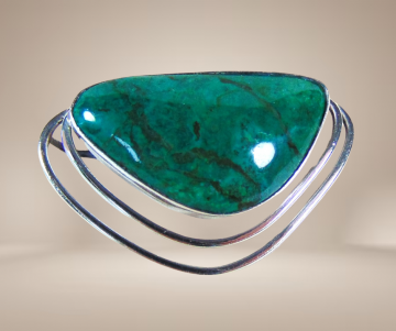 Driehoekige modernist eilat broche hanger beige achtergrond 4