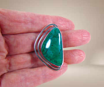 Driehoekige modernist eilat broche hanger beige achtergrond 5