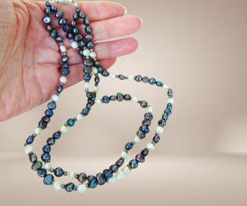 Dubbele grijze witte parelketting zilveren sluiting beige achtergrond 1