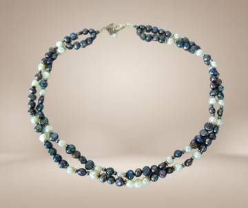 Dubbele grijze witte parelketting zilveren sluiting beige achtergrond 2