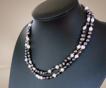 Dubbele grijze witte parelketting zilveren sluiting beige achtergrond 3