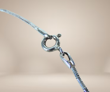 Dubbele lapis lazuli zilver hanger slangketting beige achtergrond