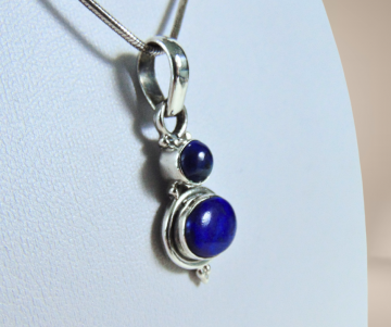 Dubbele lapis lazuli zilver hanger slangketting beige achtergrond 1