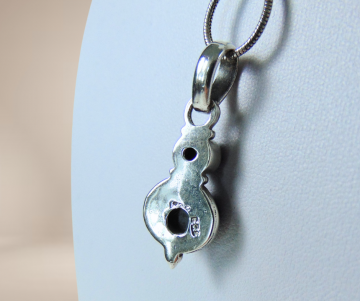 Dubbele lapis lazuli zilver hanger slangketting beige achtergrond 2