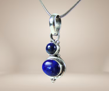 Dubbele lapis lazuli zilver hanger slangketting beige achtergrond 3