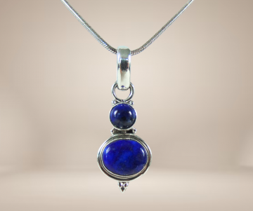 Dubbele lapis lazuli zilver hanger slangketting beige achtergrond 4