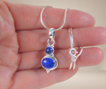 Dubbele lapis lazuli zilver hanger slangketting beige achtergrond 5