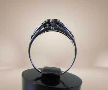 Dunne 925 zilveren opengewerkt turquoise hart ring beige achtergrond