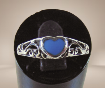 Dunne 925 zilveren opengewerkt turquoise hart ring beige achtergrond 2