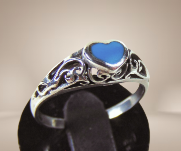 Dunne 925 zilveren opengewerkt turquoise hart ring beige achtergrond 3