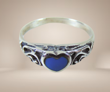 Dunne 925 zilveren opengewerkt turquoise hart ring beige achtergrond 4