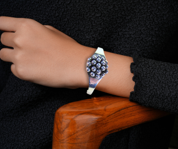 E granit finland modernist bolletjes armband op arm hout stoel