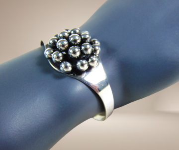 E granit finland modernistische zilveren bolletjes armband beige achtergrond