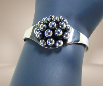 E granit finland modernistische zilveren bolletjes armband beige achtergrond 3