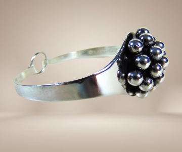 E granit finland modernistische zilveren bolletjes armband beige achtergrond 4