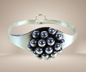 E granit finland modernistische zilveren bolletjes armband beige achtergrond 5