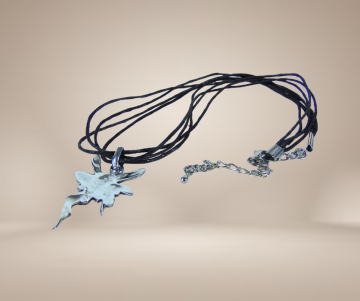 Elfje zilveren hanger koord ketting beige achtergrond