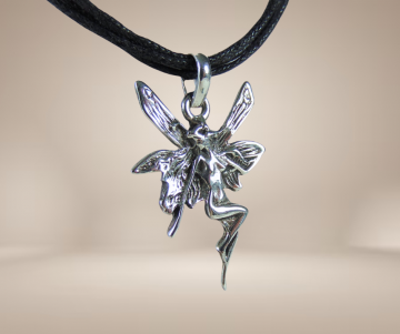 Elfje zilveren hanger koord ketting beige achtergrond 2