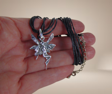 Elfje zilveren hanger koord ketting beige achtergrond 5