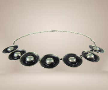 Eloxal aluminium disc oxidatie ketting choker beige achtergrond