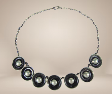 Eloxal aluminium disc oxidatie ketting choker beige achtergrond 1