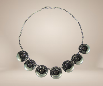 Eloxal aluminium disc oxidatie ketting choker beige achtergrond 2
