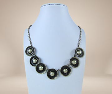 Eloxal aluminium disc oxidatie ketting choker beige achtergrond 3