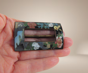 Email kleurige bloemen gesp antiek beige achtergrond 3