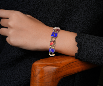 Email koperen schild schakel armband op arm hout stoel