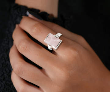 Esprit zilveren rechthoek rozenkwarts ring op hand