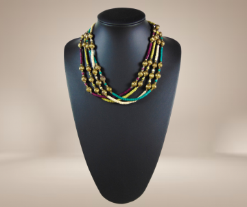 Ethnische kralen ketting turquoise wit paars koperen bewerkte kralen beige achtergrond 1