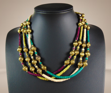 Ethnische kralen ketting turquoise wit paars koperen bewerkte kralen beige achtergrond 2