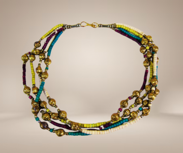 Ethnische kralen ketting turquoise wit paars koperen bewerkte kralen beige achtergrond 4