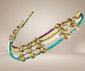 Ethnische kralen ketting turquoise wit paars koperen bewerkte kralen beige achtergrond