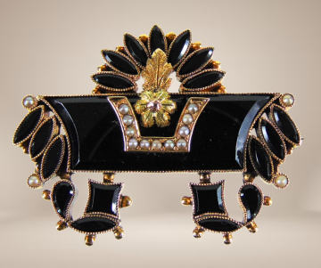 Etruskische stijl 14 karaat goud git zaadparel rouwsieraad broche beige achtergrond  5 1