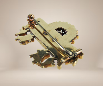 Etruskische stijl 14 karaat goud git zaadparel rouwsieraad broche beige achtergrond  5 2