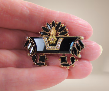 Etruskische stijl 14 karaat goud git zaadparel rouwsieraad broche beige achtergrond  5 3