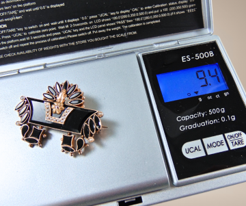 Etruskische stijl 14 karaat goud git zaadparel rouwsieraad broche beige achtergrond  6