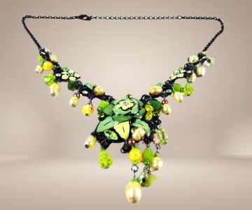 Feeerieke sprookjes ketting appel groen parels strass email beige achtergrond