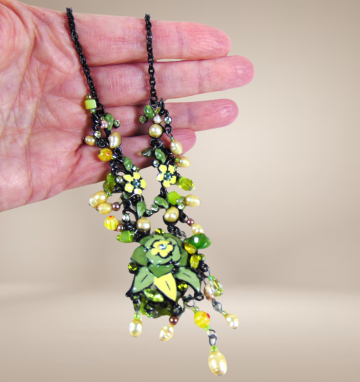 Feeerieke sprookjes ketting appel groen parels strass email beige achtergrond 1