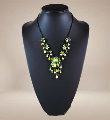 Feeerieke sprookjes ketting appel groen parels strass email beige achtergrond 2