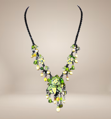 Feeerieke sprookjes ketting appel groen parels strass email beige achtergrond 4