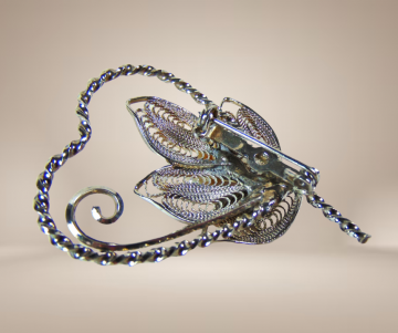 Filigraan verzilverd hart broche parels beige achtergrond