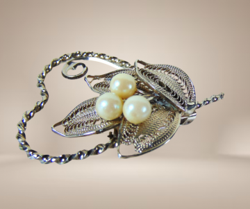 Filigraan verzilverd hart broche parels beige achtergrond 1