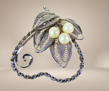 Filigraan verzilverd hart broche parels beige achtergrond 2