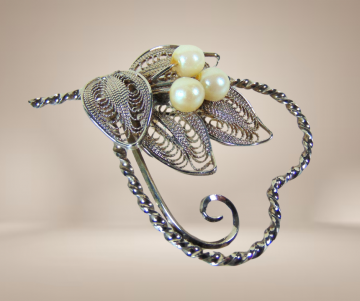 Filigraan verzilverd hart broche parels beige achtergrond 3