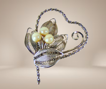 Filigraan verzilverd hart broche parels beige achtergrond 4