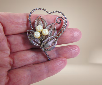 Filigraan verzilverd hart broche parels beige achtergrond 5