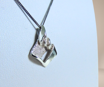 Finse akt alpo tammi koru brutalist zilveren hanger ketting beige achtergrond