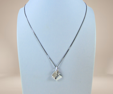 Finse akt alpo tammi koru brutalist zilveren hanger ketting beige achtergrond 2